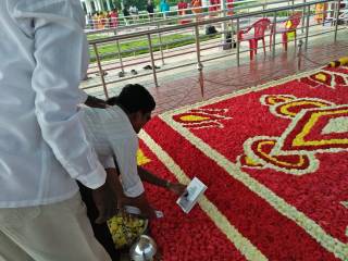 நினைவிடத்தில் புத்தகம் வைக்கப்படுகிறது