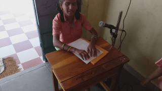 பிரெயில் தினம் குறித்த செய்தியை பிரெயில் வடிவில் வாசிக்கும் மாணவி நதியா