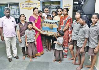 graphic புதுக்கோட்டை பார்வையற்ற அரசு நடுநிலைப் பள்ளி தலைமை ஆசிரியரிடம் கணினியை வழங்குகிறார் மாவட்ட முதன்மைக் கல்வி அலுவலர் இரா.வனஜா.