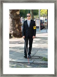 graphic வெள்ளை ஊன்றுகோல் பிடித்து நடந்து செல்லும் பார்வையற்றவர்