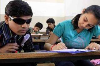 graphic பதிலி எழுத்தர் உதவியுடன் தேர்வெழுதும் பார்வை மாற்றுத்திறனாளி மாணவர்கள்