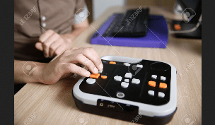 graphic ஒலிப்புத்தகம் கேட்கும் பார்வையற்ற மாணவன்