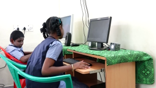 graphic கணினியைப் பயன்படுத்தி வாசித்துக்கொண்டிருக்கும் பார்வையற்ற மாணவன்