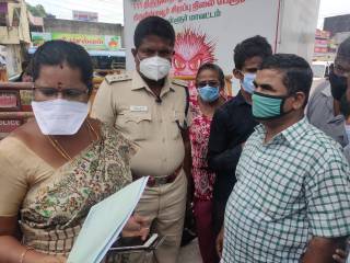 graphic ஊரடங்கு நிவாரணம் கேட்டு திருநின்றவூரில் சாலை மரியல் செய்த பார்வையற்றோர்