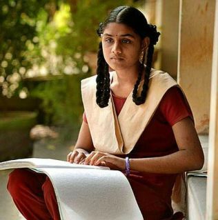 graphic பிரெயில் படித்தபடி மாணவி காவியா