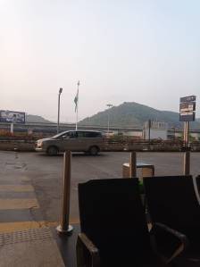 மூன்றாம் தளத்தை அடைந்து நிற்கும் கார்