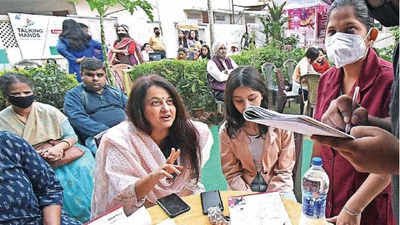 அலசல்: வெளிச்சம் விழ வேண்டிய விழிச்சவால் மகளிர்