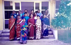 இல்லத்தில் தங்கியிருக்கும் பெண்களின் குழுப்படம்