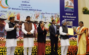 அன்றைய பிரதமர் மன்மோகன் சிங்கிடம் திருச்சி மாவட்ட ஆட்சியராக விருதுபெறும் ஜெயஸ்ரீ முரலிதரன்