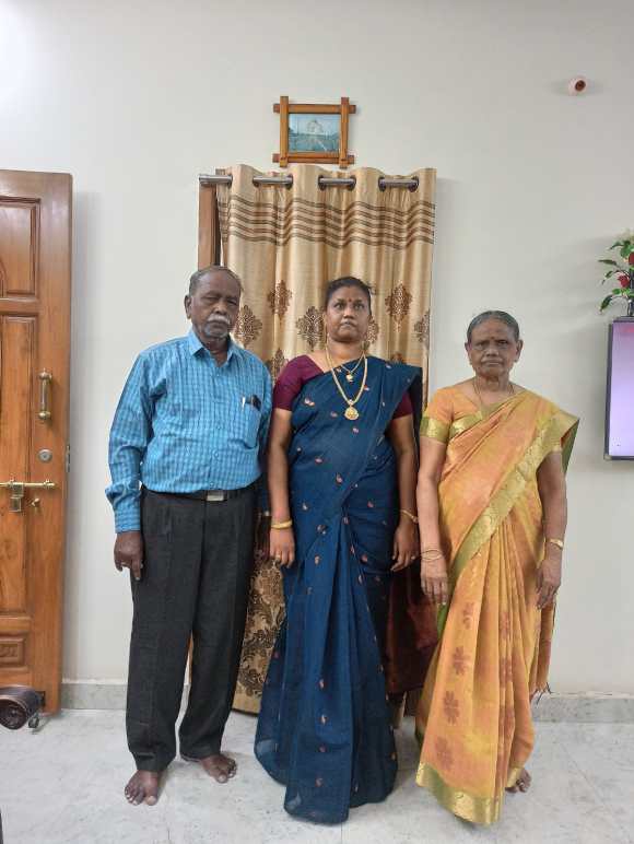 சித்ரா தன் பெற்றோருடன்