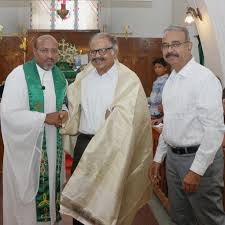 பொன்னாடை போர்த்தி கௌரவிக்கப்படும் மனோகர் தேவதாஸ் அவர்கள்