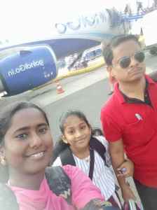 விமானத்திற்கு முன்னால் நிற்கும் மூவர்