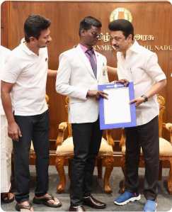 முதல்வரிடமிருந்து பணி நியமன ஆணையைப் பெறும் மகாராஜா