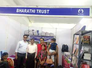 பாரதி அறக்கட்டளை புத்தக அரங்கில் திரு. குமார் அவர்களோடு