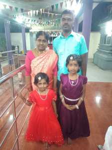 சக்திவேல் தன் குடும்பத்துடன்